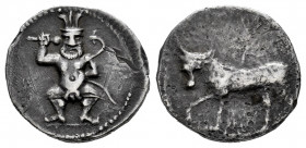 Ebusus. Hemidrachm. 200-100 BC. Ibiza. (Abh-915). (Acip-717). Anv.: Bes wearing skirt, holding mace and snake. Rev.: Bull walking left. Ag. 2,49 g. Go...