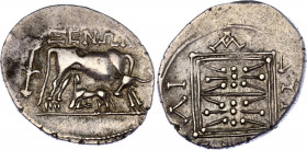 Ancient Greece Drachm 250 - 200 BC Illyria Dyrrhachium
SNG Cop 493; Silver. 3,2 g; Obv: Cow standing right with suckling calf, pilei of the Dioscuri ...