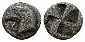 AEOLIS, Kyme. Hemióbolo. (Ar. 0,42g/8mm). 480-450 a.C. (SNG Copenhagen 32). Anv: Cabeza de águila a izquierda, entre K-Y. Rev: Cuatripartito incuso. M...