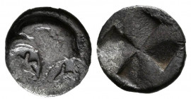 AEOLIS, Kyme. Hemióbolo. (Ar. 0,47g/8mm). 480-450 a.C. (SNG Copenhagen 32). Anv: Cabeza de águila a izquierda, entre K-Y. Rev: Cuatripartito incuso. M...