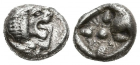 JONIA, Miletos. Dióbolo. (Ar. 1,10g/10mm). Siglo VI-Siglo V a.C. (SNG Von Aulock 2080). Anv: Parte delantera de león a derecha. Rev: Diseño estrellado...