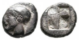 JONIA, Phokaia. Dióbolo. (Ar. 1,24g/10mm). 521-478 a.C. (SNG Copenhagen 389/393). Anv: Cabeza de ninfa con casco a izquierda. Rev: Cuatripartito incus...