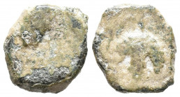 MAURITANIA, Lixus. Ae14. (Ae. 1,71g/14mm). 51-50 a.C. (SNG Copenhagen 694/6). Anv: Cabeza masculina con decorado en la cabeza a derecha. Rev: Racimo d...