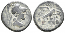 PHRYGIA, Apameia. Ae22. (Ae. 7,74g/22mm). 88-40 a.C. (HGC 7, 740). Anv: Busto de Atenea con casco corintio a derecha. Rev: Aguila posándose sobre base...