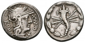GENS FABIA. Denario. (Ar. 4,01g/18mm). 127 a.C. Roma. (FFC 693; Crawford 265/1). Anv: Cabeza de Roma a derecha, delante estrella y leyenda: Q MAX, det...
