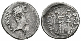 AUGUSTO. Quinario. (Ar. 1,80g/15mm). 25-23 a.C. Emérita Augusta. (RIC 1a). Anv: Cabeza de Augusto a izquierda, detrás leyenda: AVGVSTVS. Rev: Victoria...