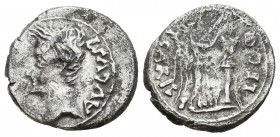 AUGUSTO. Quinario. (Ar. 1,77g/14mm). 25-23 a.C. Emérita Augusta. (RIC 1b). Anv: Cabeza de Augusto a izquierda, detrás leyenda: AVGVSTVS. Rev: Victoria...