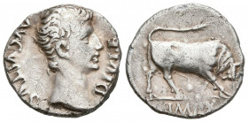 AUGUSTO. Denario. (Ar. 3,57g/18mm). 15-13 a.C. Lugdunum. (RIC 167a). Anv: Cabeza de Augusto a derecha, alrededor leyenda: DIVI F AVGVSTVS. Rev: Toro e...