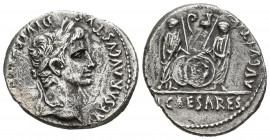 AUGUSTO. Denario. (Ar. 3,77g/20mm). 2 a.C.-4 d.C. Roma. (RIC 207). Anv: Busto laureado de Augusto a derecha, alrededor leyenda: CAESAR AVGVSTVS DIVI F...