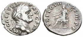 VESPASIANO. Denario. (Ar. 3,26g/18mm). 71 d.C. Roma. (RIC 41). Anv: Cabeza laureada de Vespasiano a derecha, alrededor leyenda: IMP CAES VESP AVG P M....