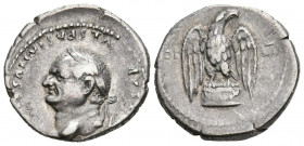 VESPASIANO. Denario. (Ar. 3,29g/19mm). 76 d.C. Roma. (RIC 848 var). Anv: Cabeza laureada de Vespasiano a izquierda, alrededor leyenda: IMP CAESAR VESP...