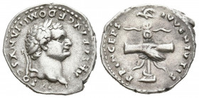 DOMICIANO. Denario. (Ar. 3,19g/19mm). 79 d.C. Roma. (RIC 246). Anv: Cabeza laureada de Domiciano a derecha, alrededor leyenda: CAESAR AVG F DOMITIANVS...