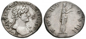 ADRIANO. Denario. (Ar. 3,05g/19mm). 119-120 d.C. Roma. (RIC 228). Anv: Busto laureado de Adriano a derecha con drapeado sobre hombro izquierdo, alrede...