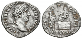 ADRIANO. Denario. (Ar. 2,99g/18mm). 120-121 d.C. Roma. (RIC 308). Anv: Cabeza laureada de Adriano a derecha, alrededor leyenda: IMP CAESAR TRAIAN HADR...