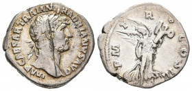 ADRIANO. Denario. (Ar. 2,93g/20mm). 120-121 d.C. Roma. (RIC 396). Anv: Cabeza laureada de Adriano a derecha, alrededor leyenda: IMP CAESAR TRAIAN HADR...