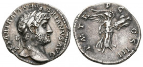 ADRIANO. Denario. (Ar. 3,11g/19mm). 120-121 d.C. Roma. (RIC 396). Anv: Busto laureado de Adriano a derecha, alrededor leyenda: IMP CAESAR TRAIAN HADRI...