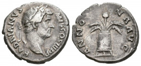 ADRIANO. Denario. (Ar. 3,16g/18mm). 137-138 d.C. Roma. (RIC 2316). Anv: Busto laureado de Adriano a derecha, alrededor leyenda: HADRIANVS AVG COS III ...