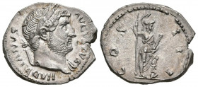 ADRIANO. Denario. (Ar. 3,39g/19mm). 125-128 d.C. Roma. (RIC No cita). Anv: Busto laureado de Adriano a derecha con drapeado sobre hombro izquierdo, al...