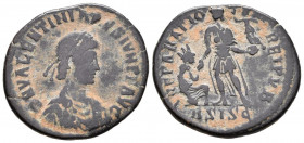 VALENTINIANO II. Maiorina. (Ae. 5,17g/25mm). 378-383 d.C. Siscia. (RIC 26b,2). Anv: Busto diademado, drapeado y con coraza de Valentiniano II a derech...