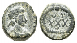 TEODOSIO II. Nummus. (Ae. 1,36g/11mm). 435 d.C. Constantinopla. (RIC 457). Anv: Busto de Teodosio II a derecha. Rev: TV/XXX/V, dentro de corona de lau...