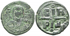 ROMANO IV. Follis. (Ae. 5,74g/26mm). 1068-1071 d.C. Constantinopla. (Seaby 1866). Anv: Busto de Cristo de frente portando evangelio, entre: IC-XC/NI-K...