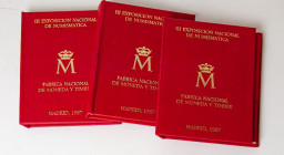 JUAN CARLOS I (1975-2014). Conjunto de 3 carteras completas de la Serie de la III Exposición Nacional de Numismática. Valores de 1 y 200 Pesetas y med...