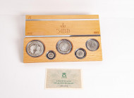 JUAN CARLOS I (1975-2014). Estuche completo compuesto por 5 monedas en plata de valores comprendidos entre 2000 y 100 Pesetas. Quinto Centenario. 1989...