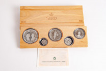 JUAN CARLOS I (1795-2014). Estuche completo compuesto por 5 monedas en plata de valores comprendidos entre 2000 y 100 Pesetas. Quinto Centenario. Juan...