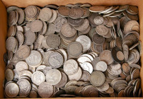 Interesante conjunto compuesto por cientos de monedas en su gran mayoría en plata y con módulo pequeño y mediano. Gran variedad de países y y fechas c...