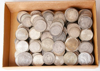 Magnífico conjunto formado por decenas de monedas en plata en su gran mayoría del tipo duro. Gran variedad de países y fechas con piezas acuñadas entr...