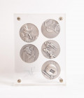 DALÍ. Estuche de metacrilato con 5 Medallas de plata pura de la Colección Los Diez Mandamientos de Dalí, diseñadas por el propio artista. Peso y medid...