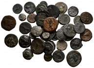 GRECIA ANTIGUA. Bonito conjunto compuesto por 45 monedas de bronce griegas de distintos reinos y ciudades griegas. A EXAMINAR.