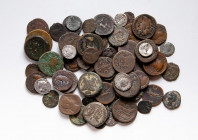 REPUBLICA e IMPERIO ROMANO. Interesante colección de cobres en diferentes módulos y platas romanas de diversos emperadores y épocas. 71 piezas en tota...
