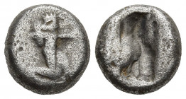 Persia, Achaemenid Empire, Artaxerxes I or Darius III (450-330 BC) AR 5.18g 14.1mm Siglos Obverse: Persian king, kneeling right, holding dagger and bo...