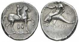 Calabria, Tarentum Nomos circa 280-272, AR 21.00 mm., 6.70 g.
Jockey r., crowning his horse; behind, ΣΥ. Beneath horse, ΑΠΟΛΛΩ / two amphorae. Rev. P...