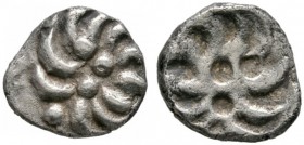 Keltische Münzen 
 Süddeutschland und angrenzende Gebiete 
 Vindeliker 
 Büschel-Quinar Gruppe C3 var.2 Gleichmäßiger Büschel mit drei Innenpunkten...