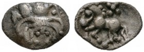 Keltische Münzen 
 Süddeutschland und angrenzende Gebiete 
 Vindeliker 
 Kleinsilber. Typ Stachelhaar a var. 2. Kopf nach links, die Haare aufgebog...
