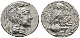 Griechische Münzen 
 Attika 
 Athen 
 Tetradrachme ca. 132-131 v. Chr. Athenakopf im attischen Helm nach rechts / In einem Lorbeerkranz hersehende ...