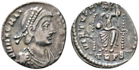 Römische Münzen 
 Kaiserzeit 
 Magnus Maximus 383-388 
 Siliqua -Trier-. D N MAG MAXIMVS P F AVG. Drapierte und gepanzerte Büste mit Diadem nach re...