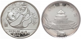 Ausländische Münzen und Medaillen 
 China-Volksrepublik 
 50 Yuan 1989. Panda auf dem Rücken liegend mit Jungen auf dem Bauch. KM 222. 155,5 g (5 Un...