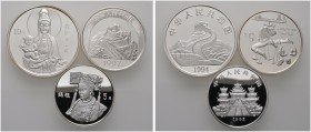 Lots ausländischer Münzen und Medaillen 
 13 Stücke: CHINA -Gedenkmünzen zu 5 und 10 Yuan aus den Jahren 1986-1998 (Zhang Heng, Guanyin, Halle der Ha...