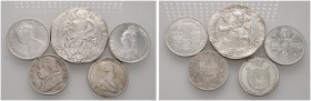 Lots ausländischer Münzen und Medaillen 
 5 Stücke: GROSSBRITANNIEN, Florin 1887 sowie Gothic-Florin 1858; ITALIEN-VATIKAN, 2 Lire 1867; LIECHTENSTEI...