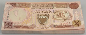 Bahrain: Bundle with 100 pcs. 1/2 Dinar L.1973 (1998) with running serial numbers, P. 18 in UNC condition. (100 pcs.)
