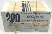 Bulgaria: rare complete brick of 1000 banknotes 200 Leva 1951 P. 87 in original condition as they left the printing works, all notes UNC and consecuti...