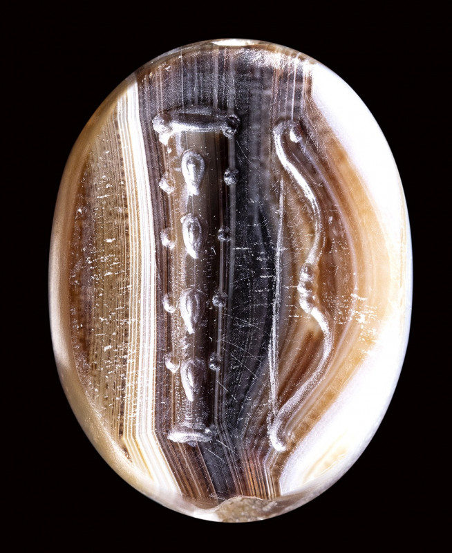 A rare greek banded agate scaraboid engraved seal. Club and bow. 

4th century...