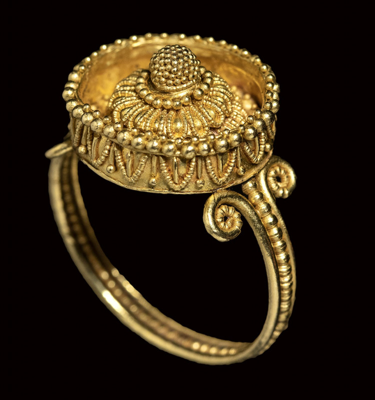 An extraordinary greek gold filigree ring.

4th century B.C. 

int diam 19 m...