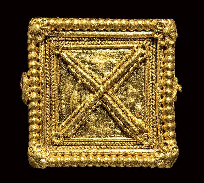 A greek gold ornamental plaque. 

4th century B.C. 

19 x 20 x 0,3 mm; 7,68 ...