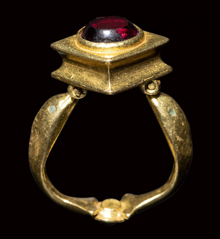 A fine architectural late hellenistic gold ring.

100 - 50 B.C.

int diam 20...