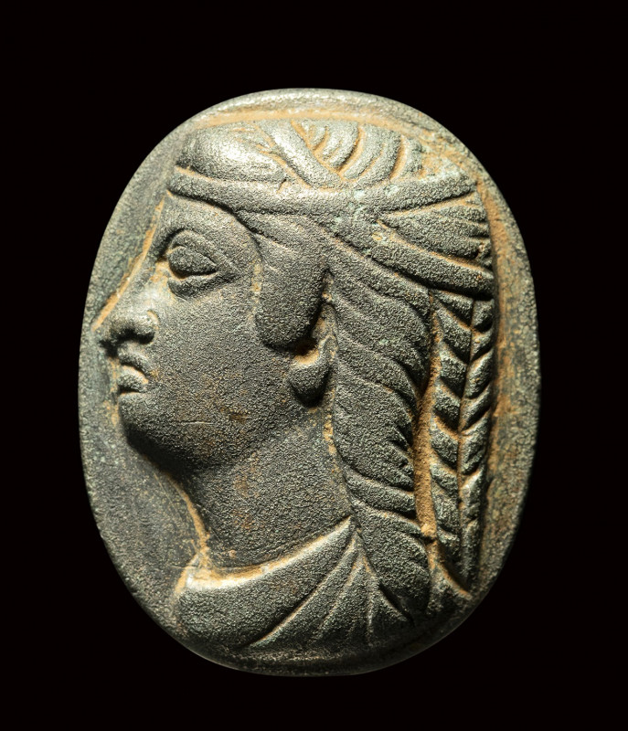 A graeco-roman silver ring. Ptolemaic bust. 

3rd century B.C.

Bezel 16 x 2...