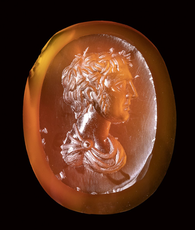 A fine roman carnelian intaglio. Male bust.

1st - 2nd century A.D.

16x20x4...